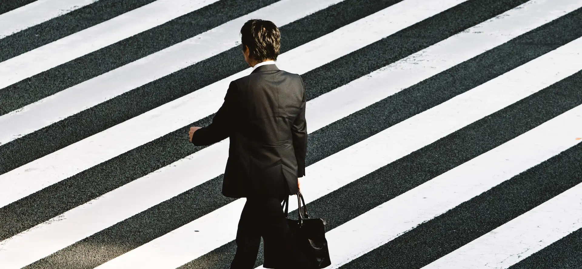 Un homme d'affaire traversant la rue